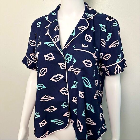 ᴇᴜᴄ ᴠꜱ ʟɪᴘꜱ ᴍᴏᴛɪꜰ ʙᴜᴛᴛᴏɴ ᴅᴏᴡɴ ꜱʟᴇᴇᴘ ꜱʜɪʀᴛ - Picture 3 of 16